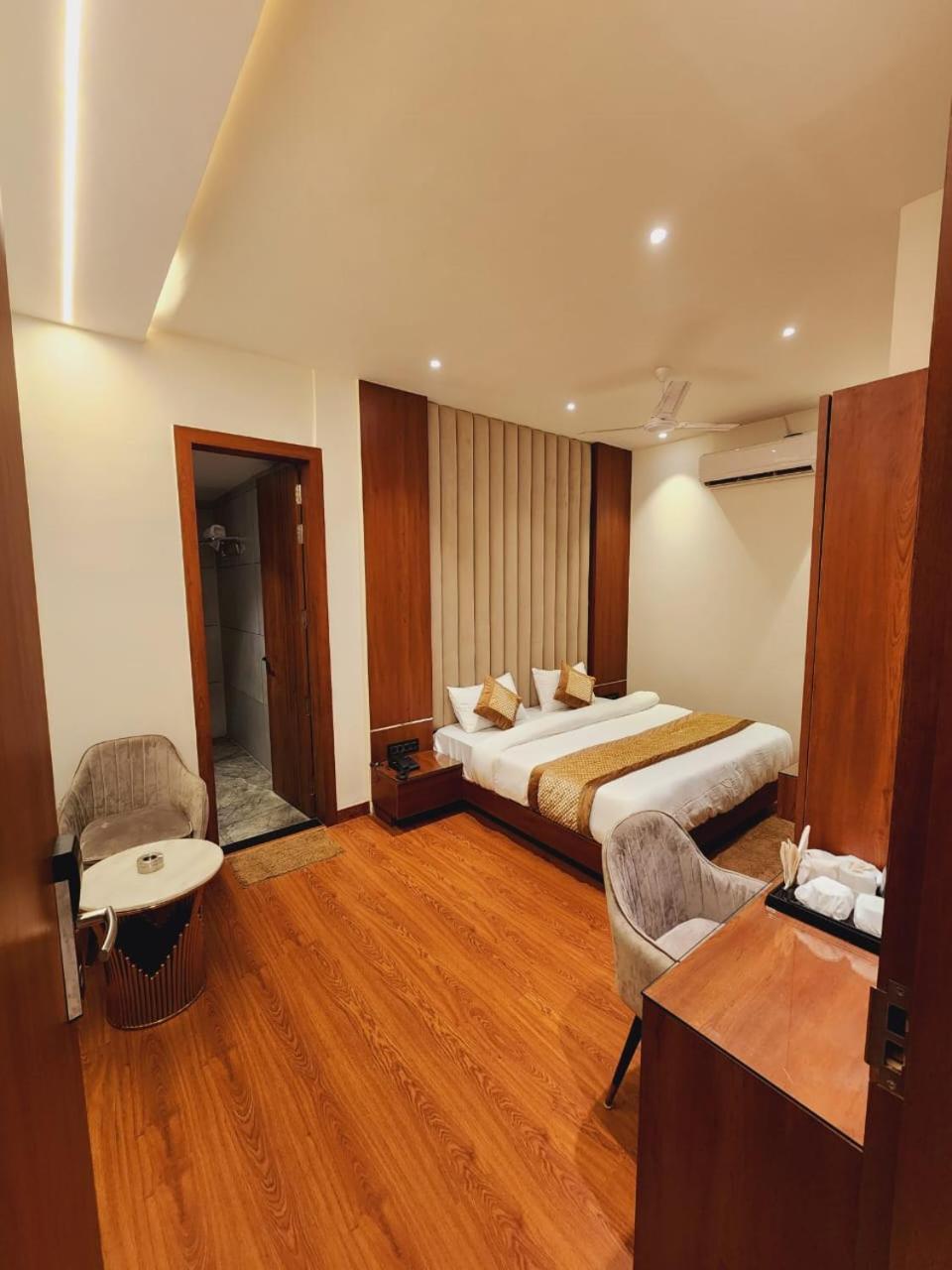Shehnai Hotel And Banquet Hisar Exterior photo